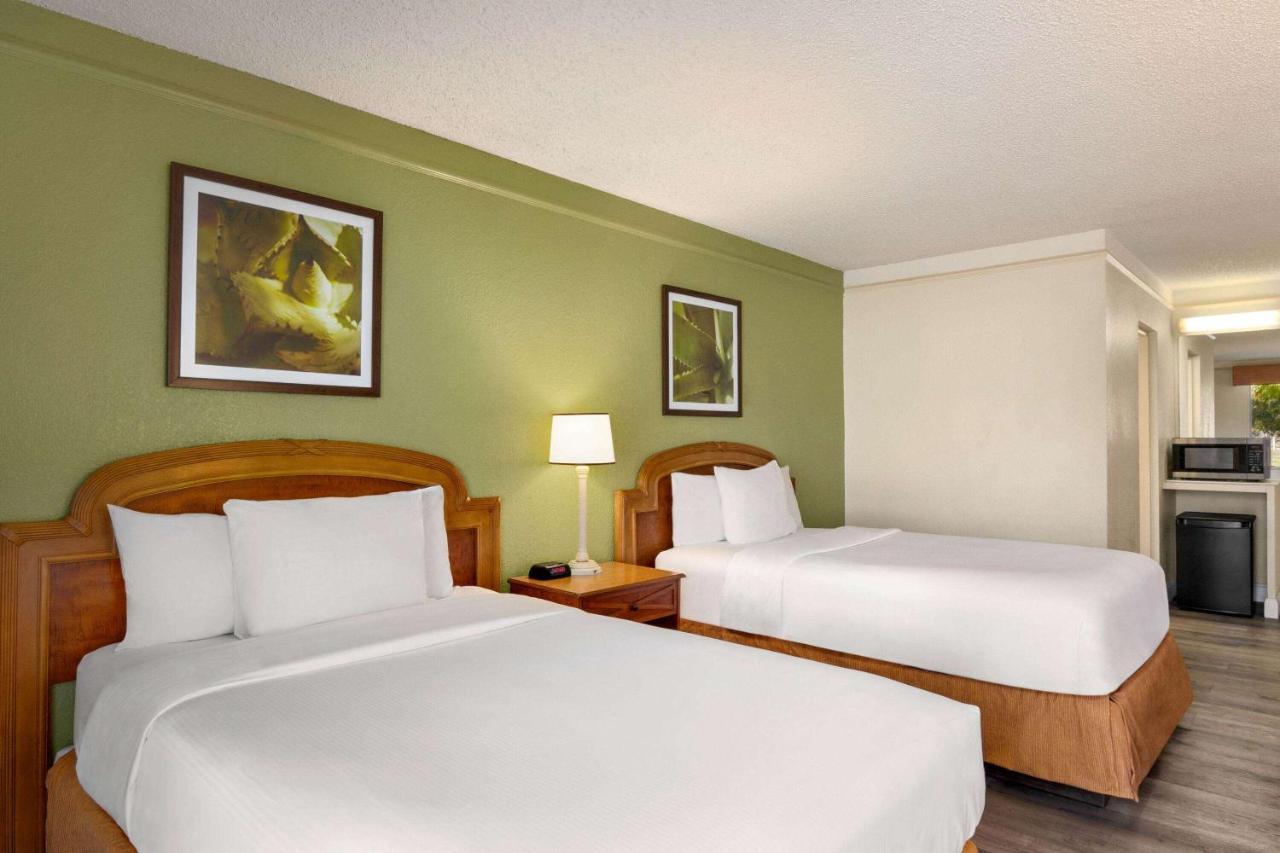 Hotel Baymont By Wyndham Daytona Beach - Intl Speedway Extérieur photo