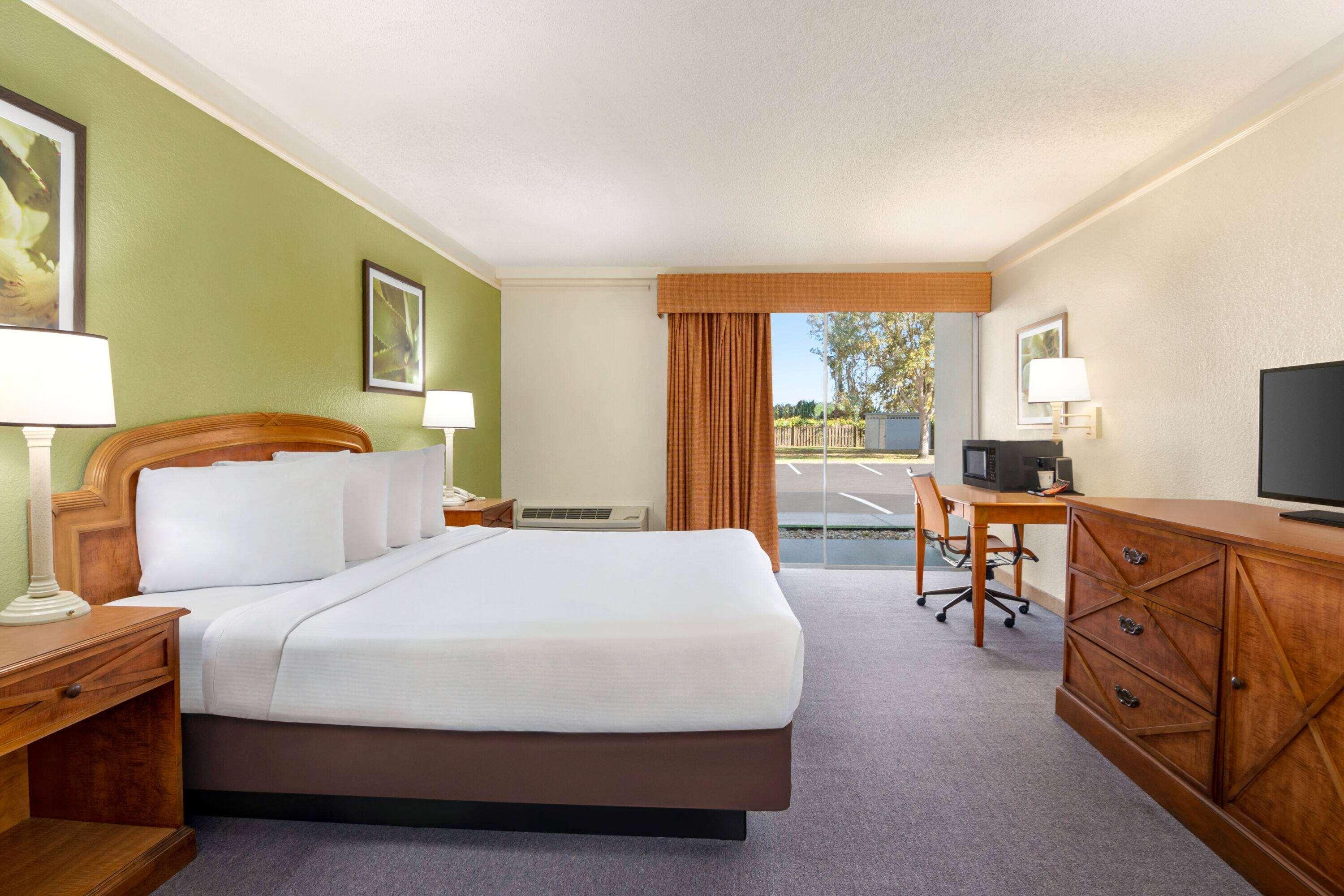 Baymont By Wyndham Daytona Beach - Intl Speedway Extérieur photo