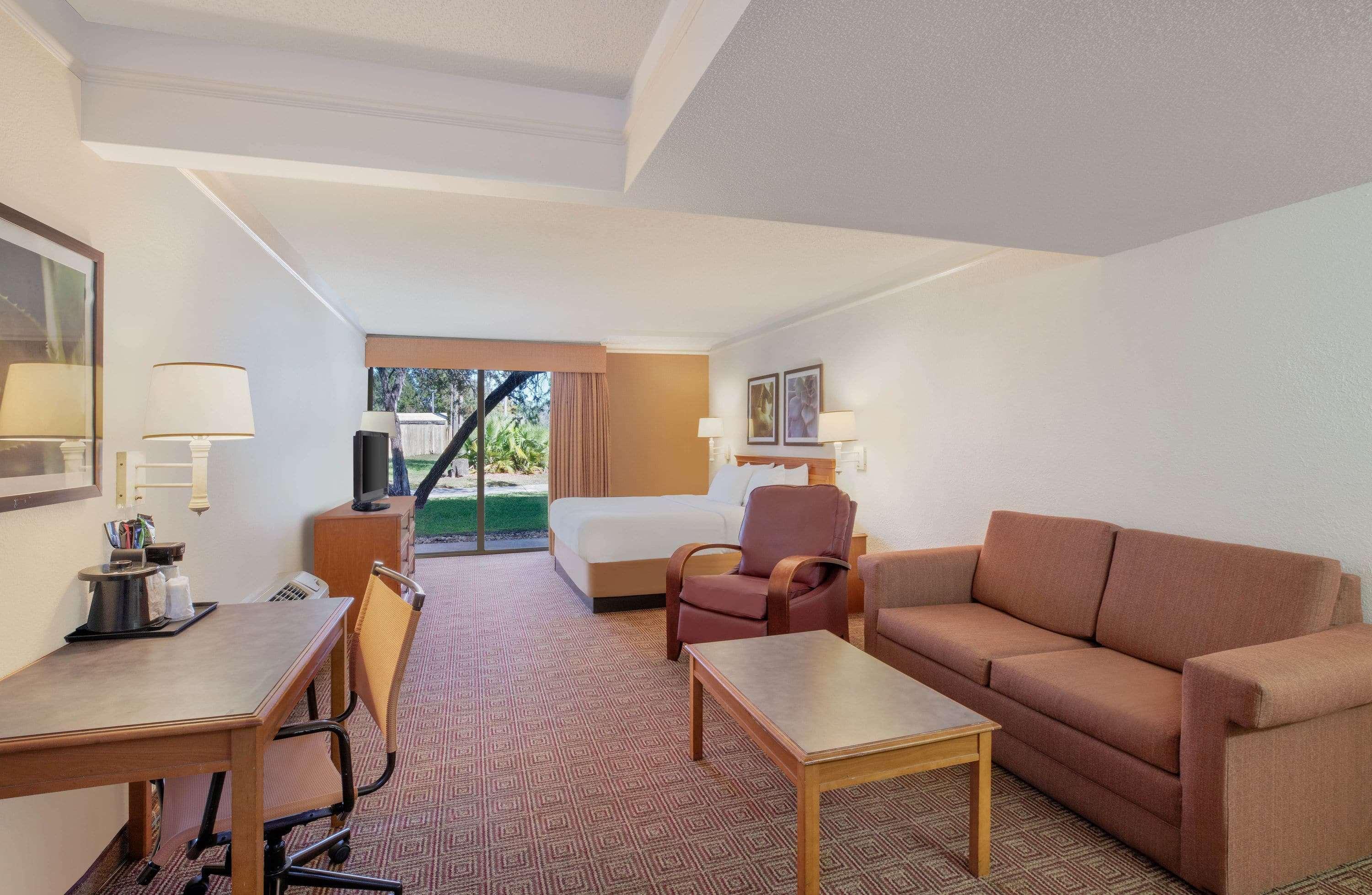 Baymont By Wyndham Daytona Beach - Intl Speedway Extérieur photo